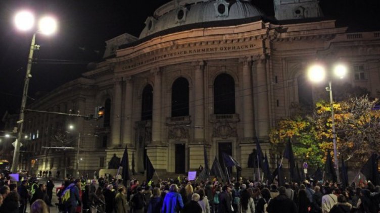 И в неделя: Майки на протест срещу Валери Симеонов