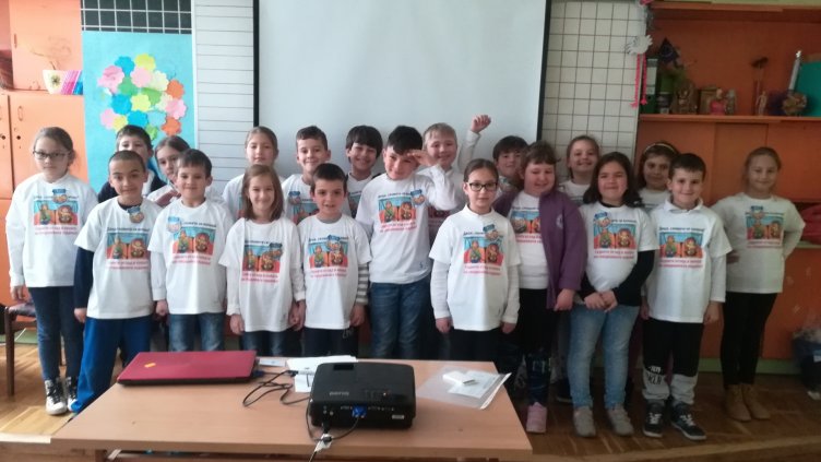 - Деца от 1а клас от ОУ &quot;Черноризец Храбър&quot; във Варна по време на кампанията.