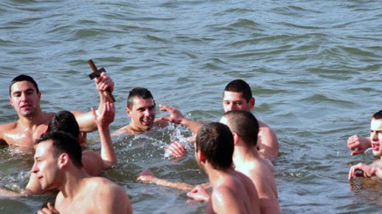 Искри на Богоявление: Кой да хвърли кръста в Кърджали 