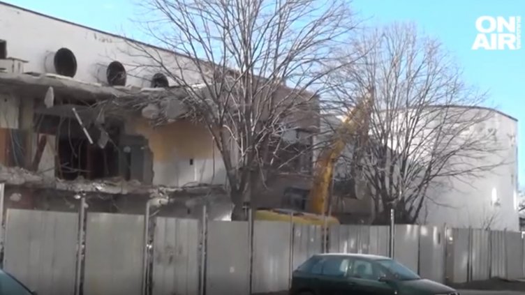 Дом "Младост" почти сринат, но сърце (варненско) не трай, протестира (ВИДЕО)