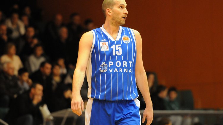 Поръчват нов екип на варненски баскетболист
