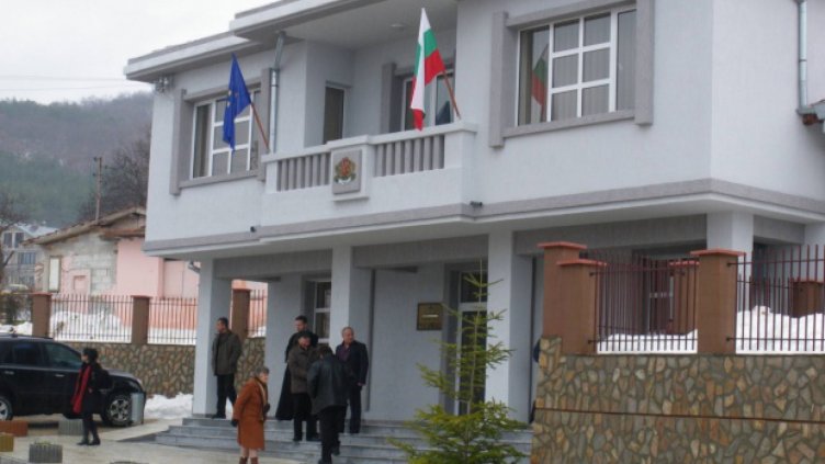 Кметове на малки села карат катафалки, стават спешна помощ и куриери  