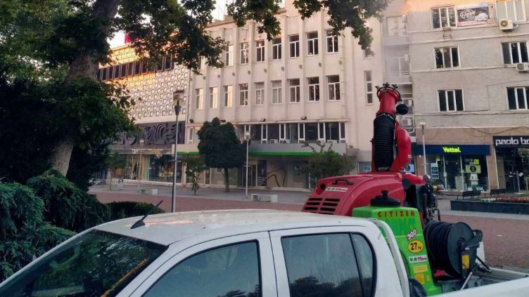 Пръскат срещу кърлежи и комари на обществени места във Варна