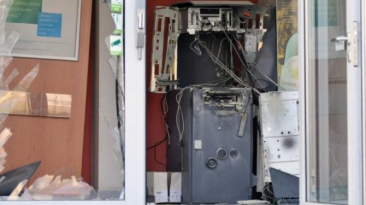 Петима задържани в Ихтиман за взривения банкомат в "Илиянци" 