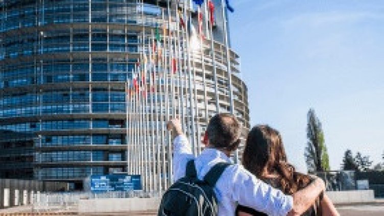 Евробарометър: 74% от жителите на ЕС се чувстват европейци