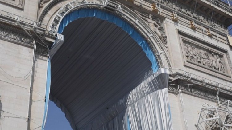 Започна опаковането на Триумфалната арка в Париж