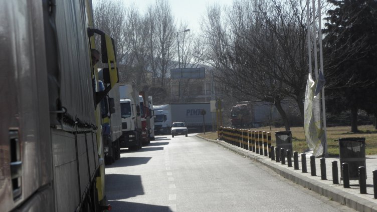 Пълна блокада на "Кулата" от двете страни на границата