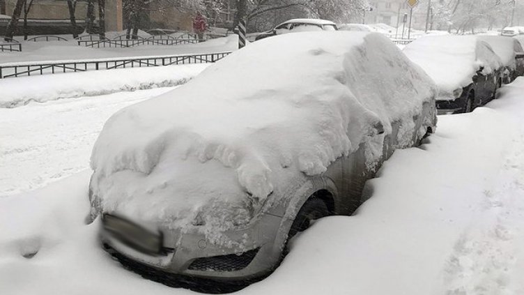 Сега като натрупа, трябва ли да чистим колите си, като не ги караме?