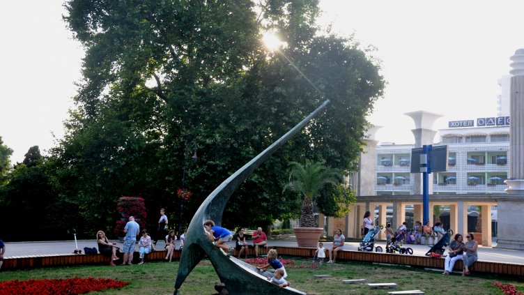 Слънчевият часовник на входа на Морската градина става на 40 години