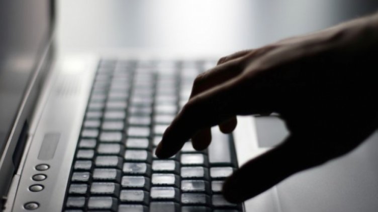 МВР съветва: Не споделяйте информация във Фейсбук дали и къде ще пътувате, крадците дебнат