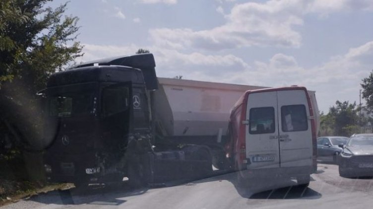 Камион и бус се блъснаха, затапиха "Крайезерния"