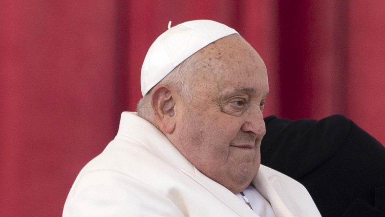 Състоянието на папата леко се подобрява