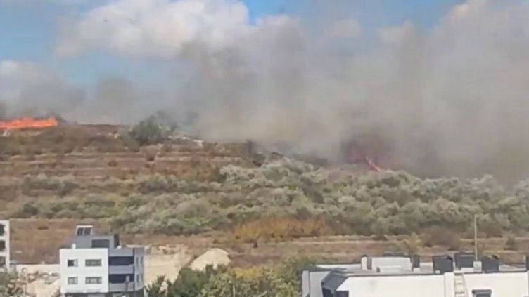 Пламнали сухи треви обгазиха кв. "Владиславово" във Варна