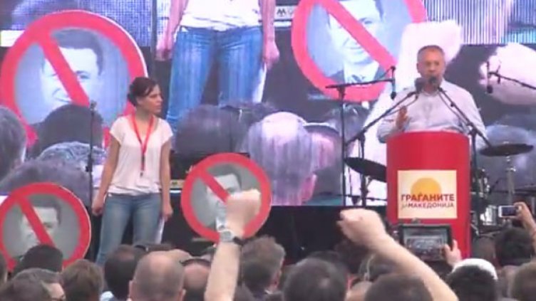  Снимка: СДСМ. Сергей Станишев пред протестиращите в Скопие: Тук съм за да чуя вашия глас