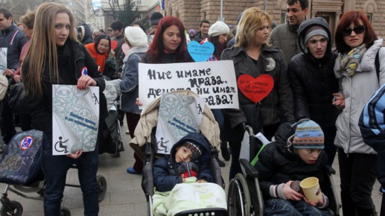 Родители на деца с увреждания излизат на национално шествие
