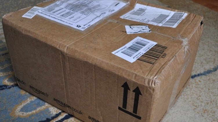 Какво има в колета ви, госпожо? Ми... кисело зеленце и сланинка, за децата!