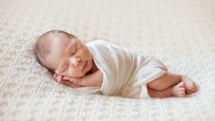 Изоставиха новородено в чанта