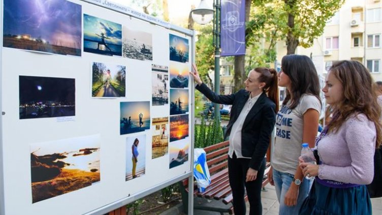 Всички фотографии бяха изложени в сградата на висшето училище, като оценяването им се извърши въз основа на това доколко отговарят на темата на конкурса. 