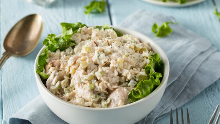 Пилешка салата с майонеза, целина и краставички