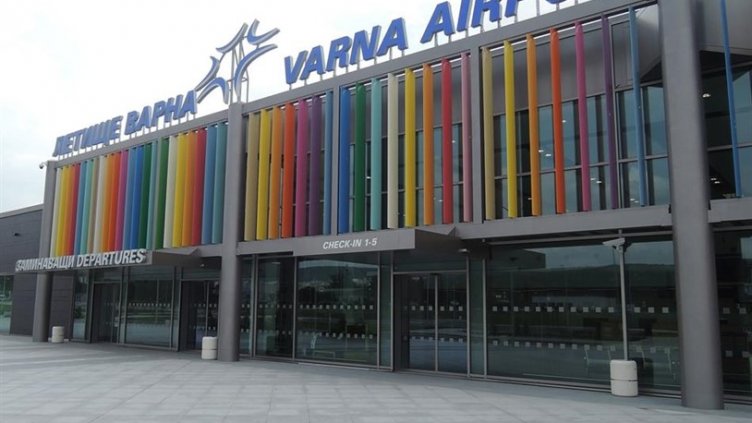 Летищата във Варна и Бургас са първите със здравна акредитация