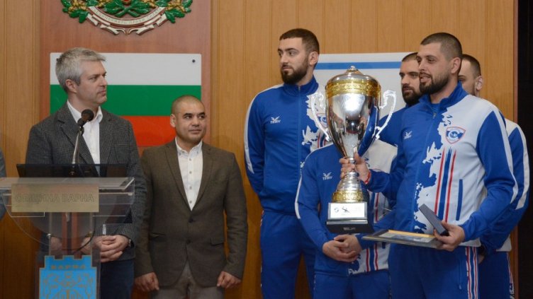 Излагат купата на България по водна топка в Юнашкия салон