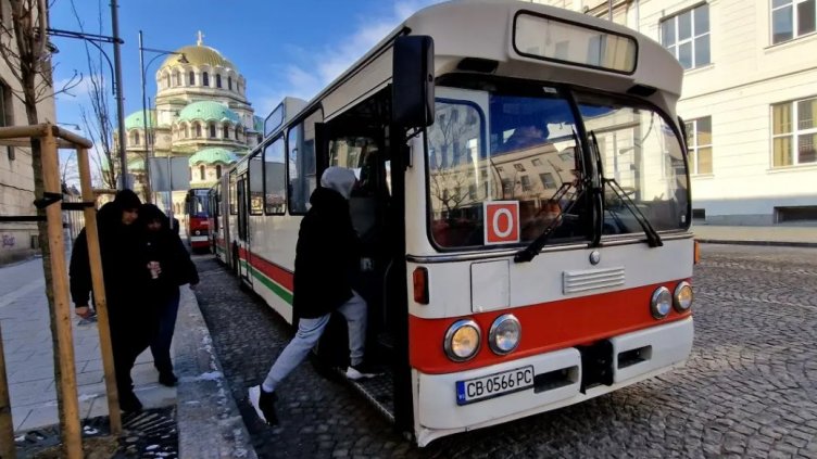 Чавдари и Икаруси тръгват из София за Трети март