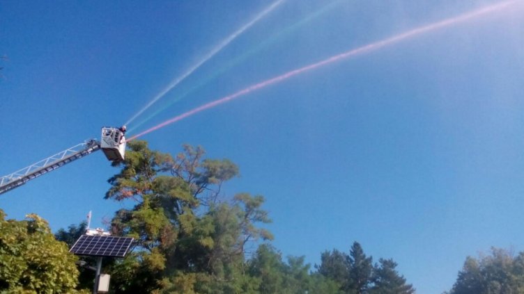 Водна стена с трикольора ни стана кулминация на демонстрация на пожарникари