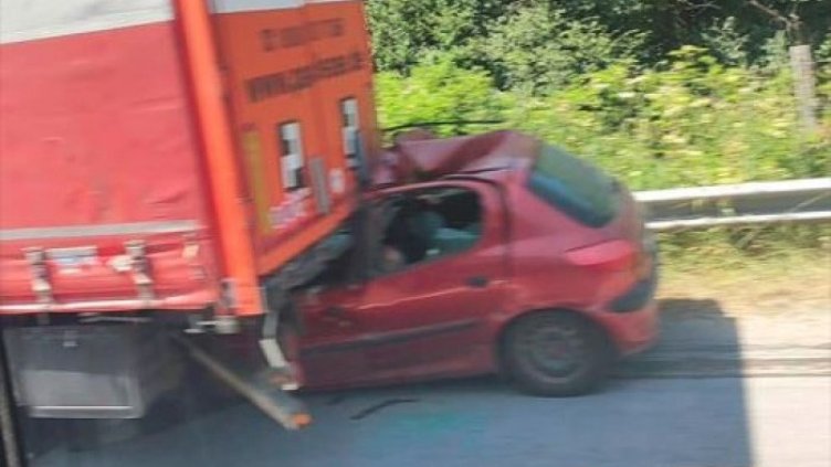 "Пежо" се вряза в камион на АМ "Хемус", има жертва