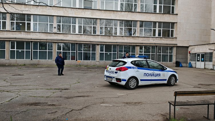 Падналият от високо ученик е с тежка травма на гръбначния стълб и на двата крака