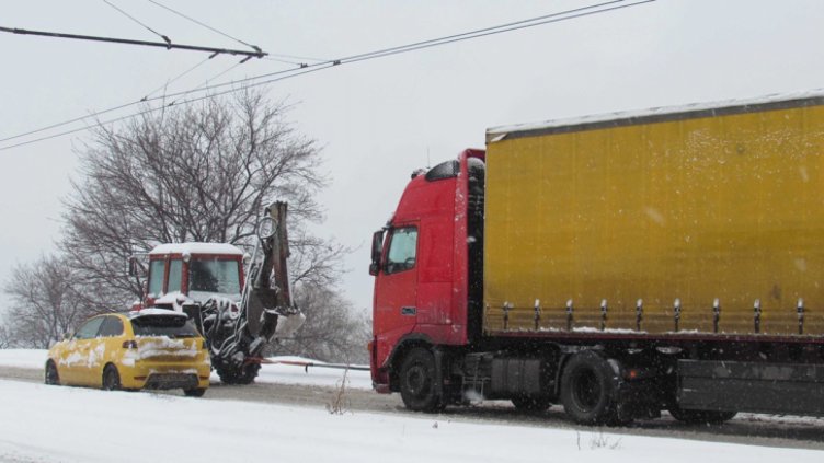 Задръстване на пътя Русе - Бяла заради аварирали ТИР-ове