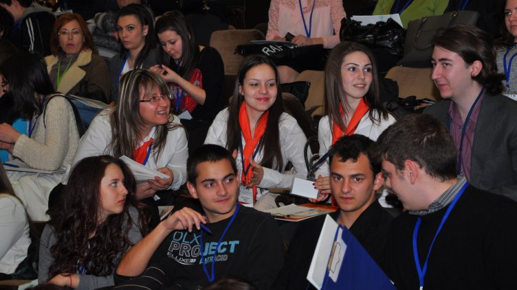 В ПРОГРАМАТА НА МЛАДЕЖКИЯ ФОРУМ се предвижда работа по групи и обсъждане на основните казуси – ксенофобията и всичките форми на нетърпимост между хората; Снимка ПЛАМЕН ГУТИНОВ