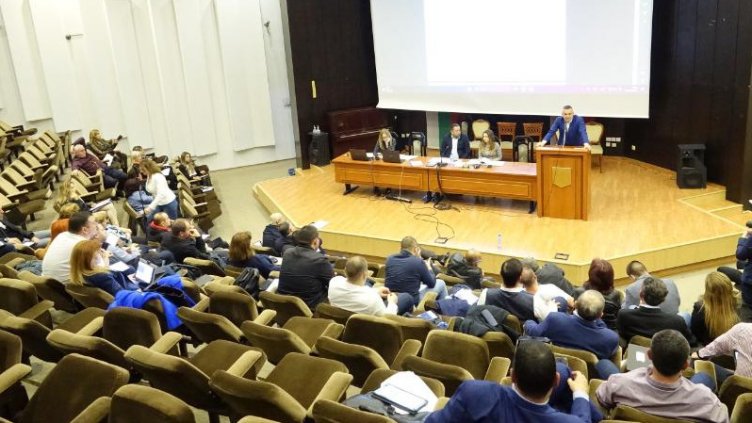 Пътуваме с автобус до късно от центъра до кварталите на Варна през лятото