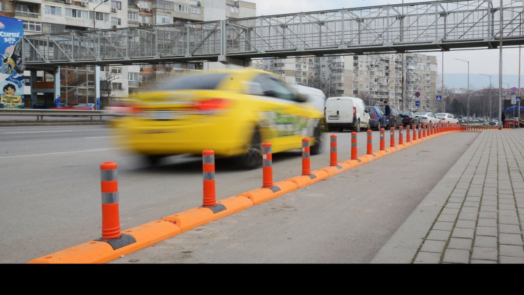 Община Варна обезопаси с делинеатори велоалеята пред стадион „Спартак“