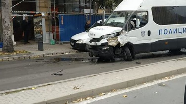 Полицейски бус и кола се удариха на оживено кръстовище във Варна