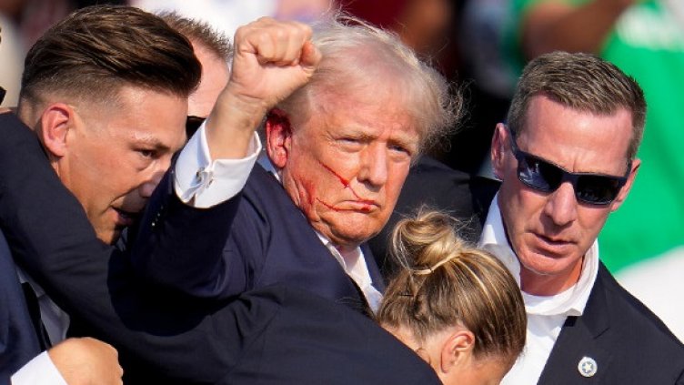 Статуя на опита за убийство на Тръмп, "краси" Овалния кабинет (СНИМКИ)