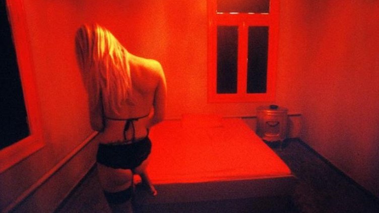 Осъдиха 17 българи за сводничество във Франция