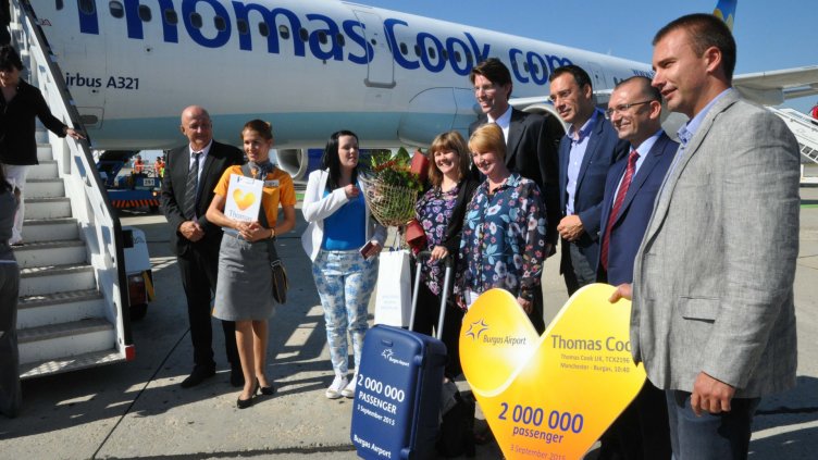 Посрещнаха двумилионият пътник на летище Бургас