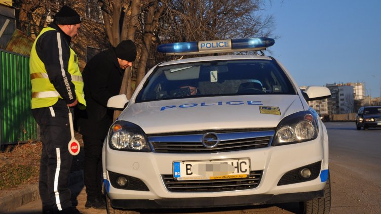 ПРОДЪЛЖАВАТ РЕГУЛЯРНИТЕ КОНТРОЛНИ АКЦИИ НА „ПЪТНА ПОЛИЦИЯ“ ВЪВ ВАРНА. При спрения днес водач на БМВ проверката установи, че има проблеми с техническия преглед на автомобила и “Гражданска отговорност”. Снимка ПЛАМЕН ГУТИНОВ