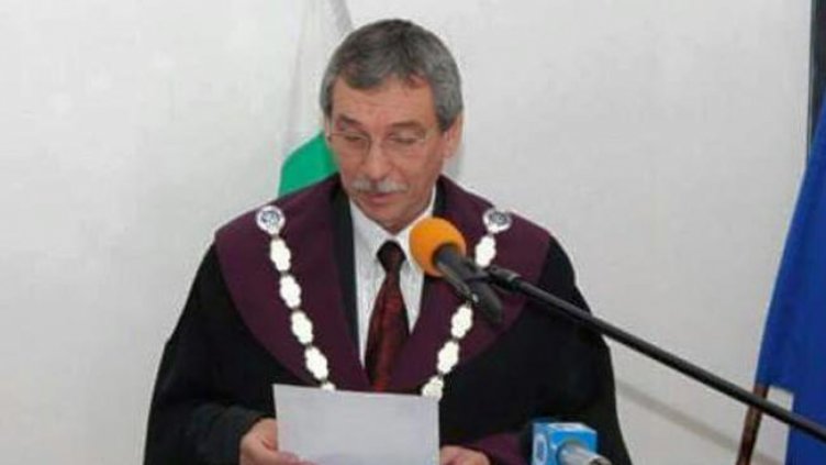 Преподаватели от Великотърновския университет надписвали часове