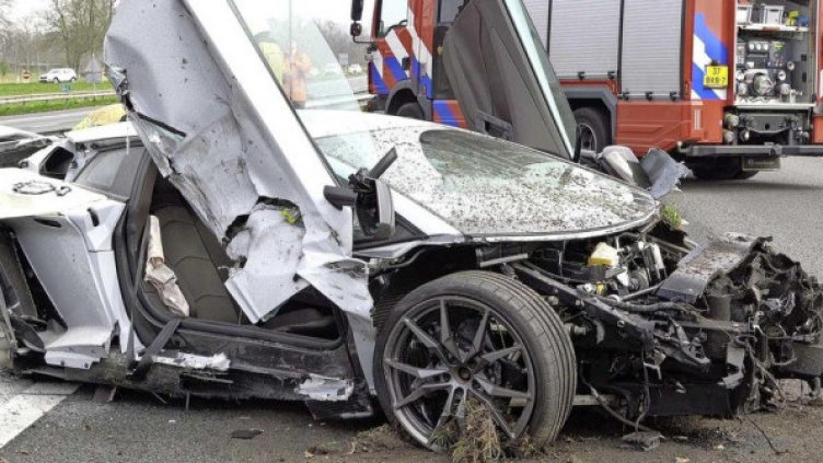 Милионер разби своето лъскаво бяло Lamborghini на парчета ВИДЕО