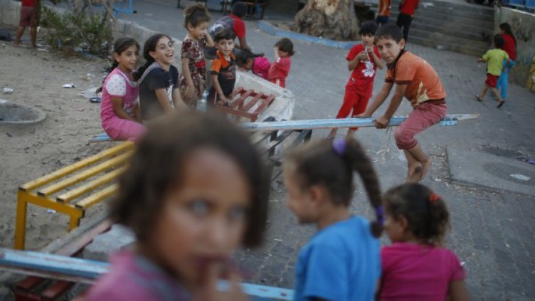 267 753 деца живеят без надзор, родителите – на гурбет