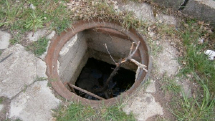 Шахтата, в която паднаха близнаци от Шумен – вече обезопасена