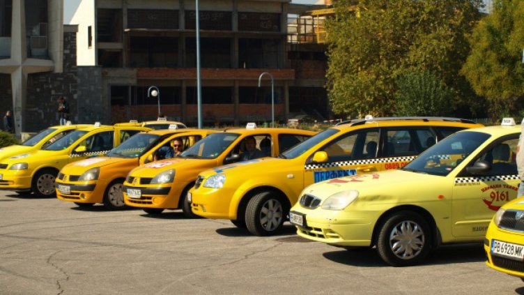 Таксиджиите в Пловдив на протест срещу увеличен данък  