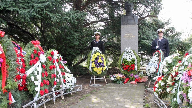 Варна почете паметта на героите от Априлското въстание (СНИМКИ)