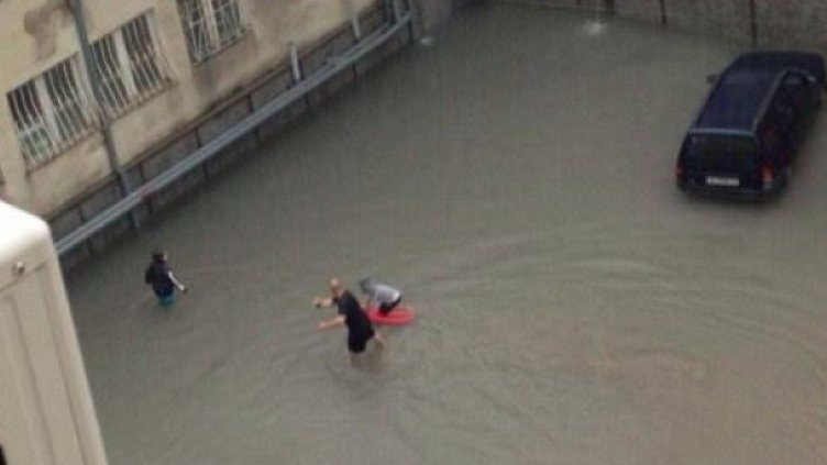 Мишо Шамара кара сърф в наводнена Варна