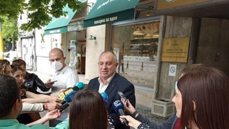 Плажовете и заведенията са пълни, а мерките? Златанов: Не се спазват!