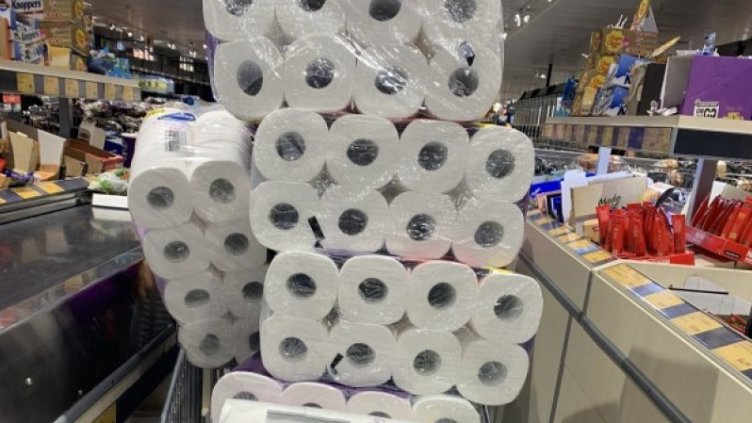 Луднахме след локдауна. Опашки пак се вият за… тоалетна хартия!?