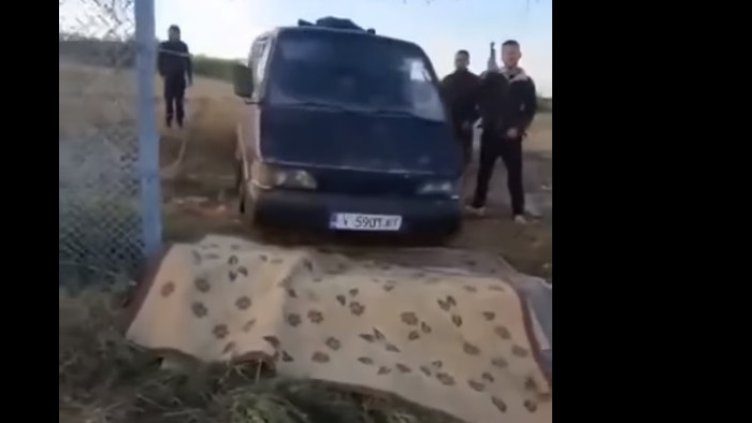 Разрязана ограда, разграден двор – бусче с мигранти минава ВИДЕО