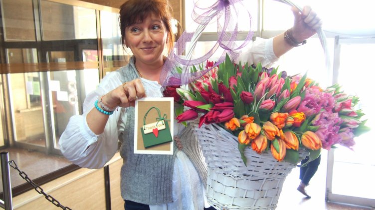 Анонимен „потребител“ зарадва съда с кошница лалета