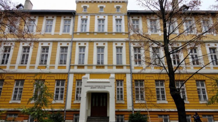Учители от НУИ &bdquo;Добри Христов&rdquo; редят изложба в Двореца - Балчик